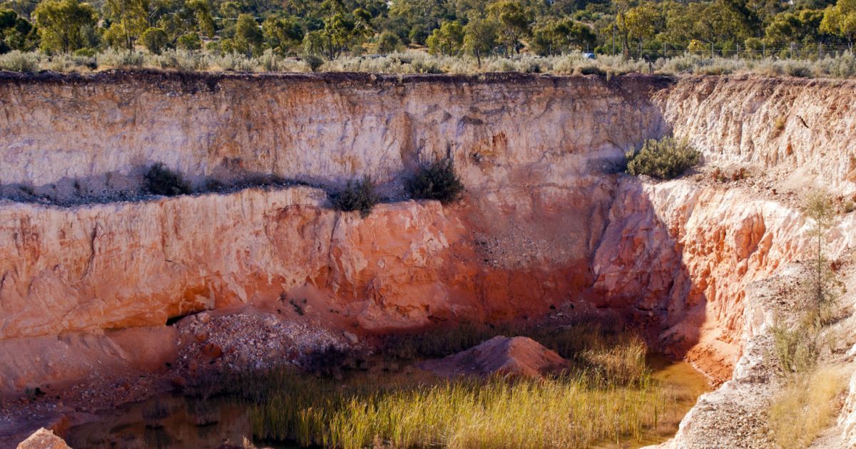 Liatch Ridge Exploring the Outback - Lightning Ridge | Absolutely Australia